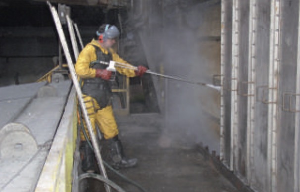 Surface cleaning example: Surface cleaning at a steel works, 700bar